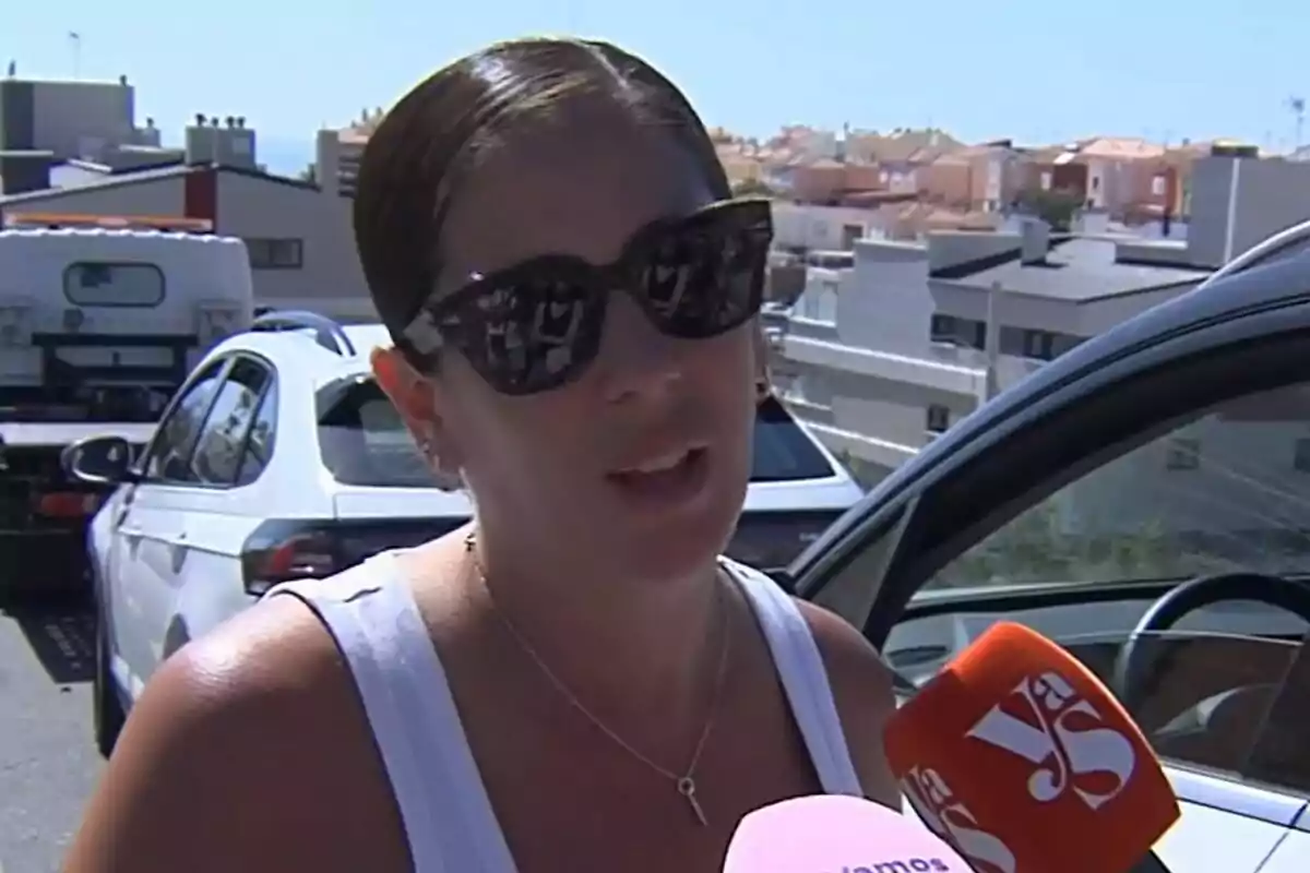 Anabel Pantoja amb ulleres de sol parla davant de diversos micròfons de Vamos a ver en un carrer amb cotxes i edificis al fons. Anabel Pantoja amb ulleres de sol parla davant de diversos micròfons de Vamos a ver en un carrer amb cotxes i edificis al fons.