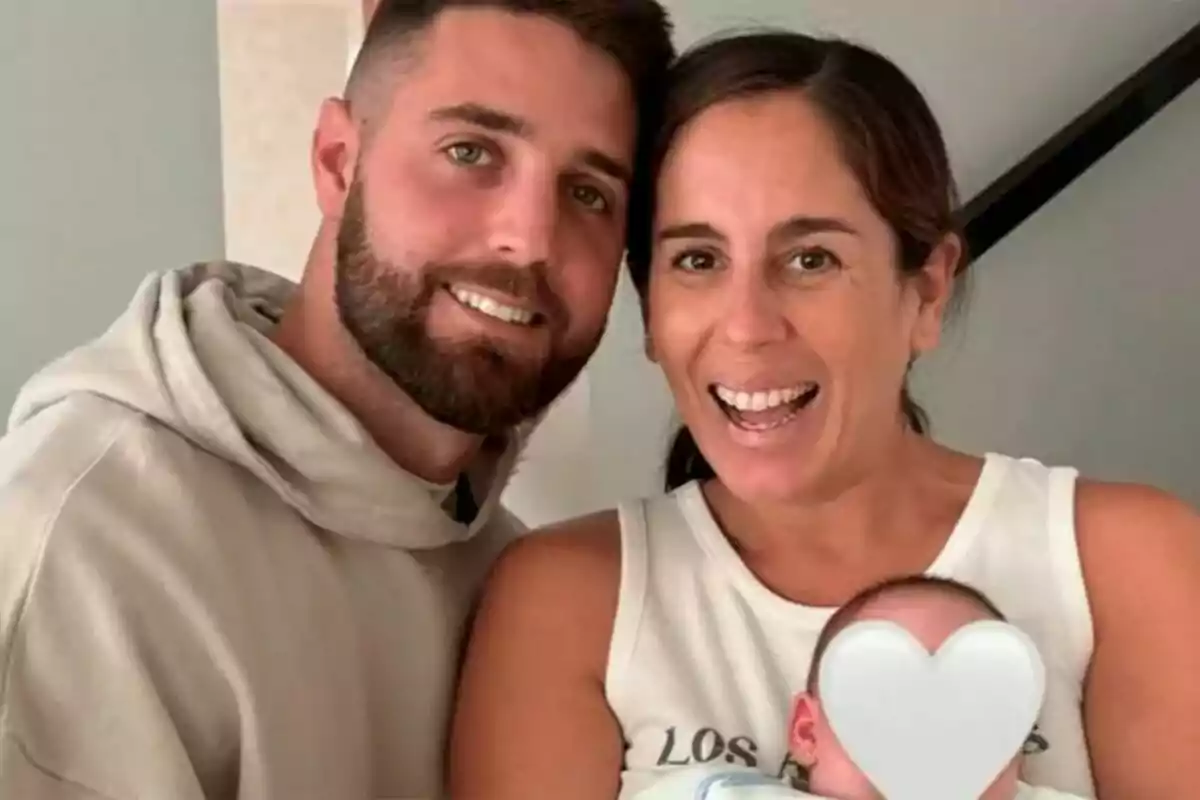 Anabel Pantoja y David Rodríguez sonriente posa con un bebé cuyo rostro está cubierto por un emoji de corazón. Anabel Pantoja y David Rodríguez sonriente posa con un bebé cuyo rostro está cubierto por un emoji de corazón.