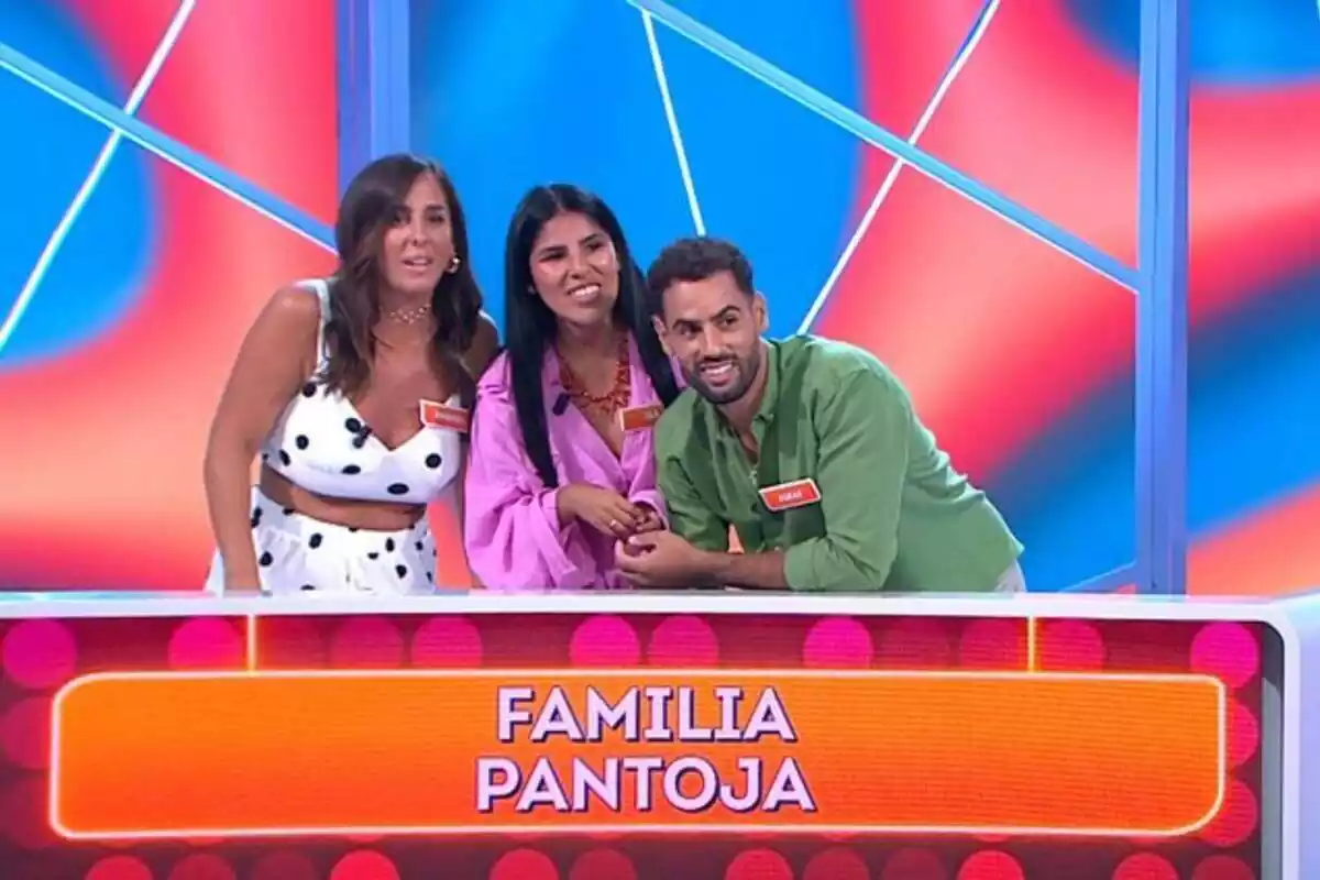 Anabel Pantoja, Isa Pantoja y Asraf Beno, felices, en el plató de 'Reacción en Cadena' de Telecinco Anabel Pantoja, Isa Pantoja y Asraf Beno, felices, en el plató de 'Reacción en Cadena' de Telecinco