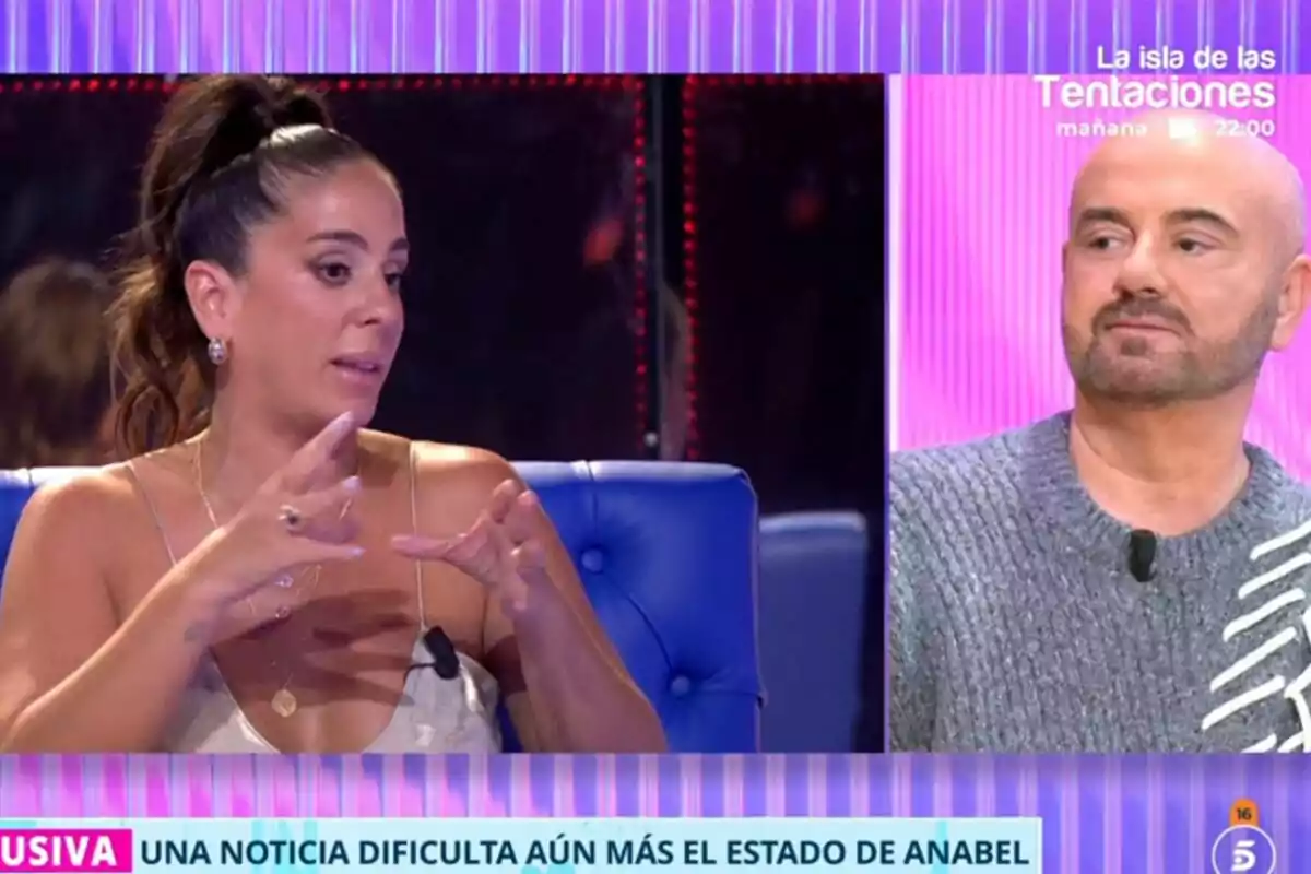 Anabel Pantoja i Luis Pliego conversen a Tardear amb un rètol que menciona una notícia sobre Anabel.