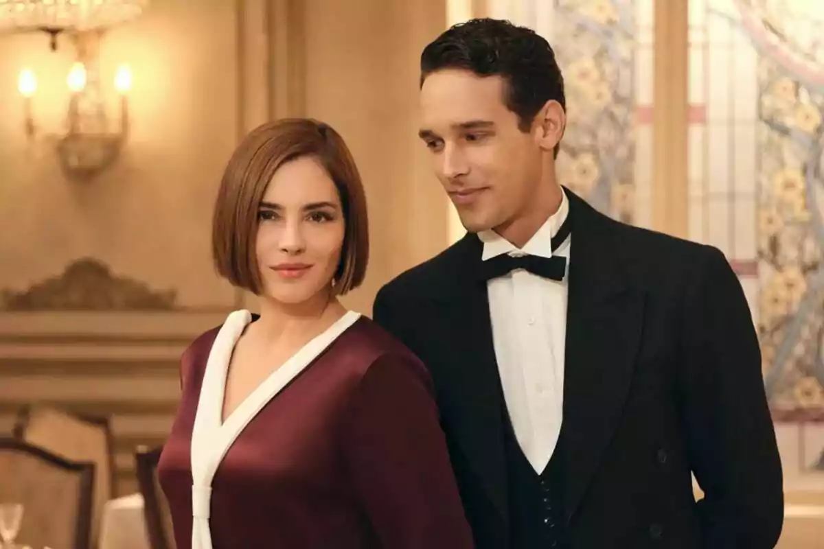 Andrea Duro i Joel Sánchez elegantment vestida en un ambient sofisticat amb una làmpada d'aranya al fons a La Favorita 1922. Andrea Duro i Joel Sánchez elegantment vestida en un ambient sofisticat amb una làmpada d'aranya al fons a La Favorita 1922.