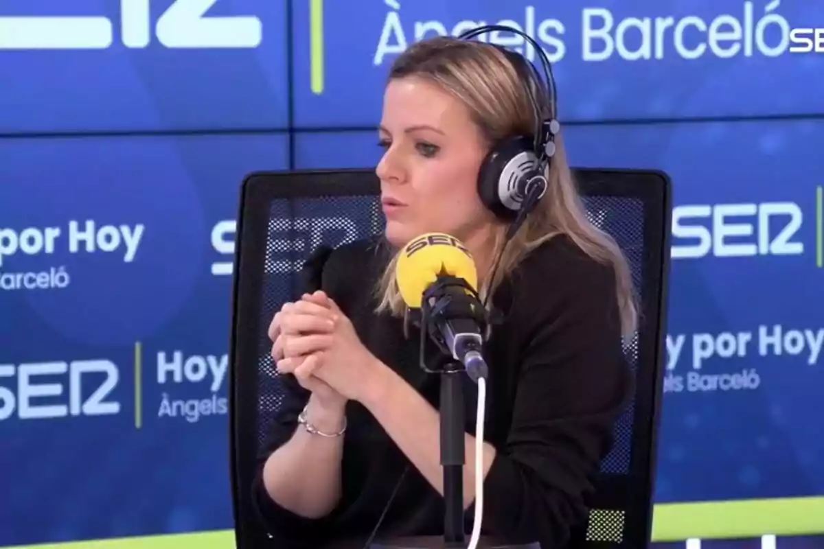 Andrea Ropero con auriculares hablando frente a un micrófono en un estudio de radio en 'Hoy por Hoy' de Àngels Barceló. Andrea Ropero con auriculares hablando frente a un micrófono en un estudio de radio en 'Hoy por Hoy' de Àngels Barceló.
