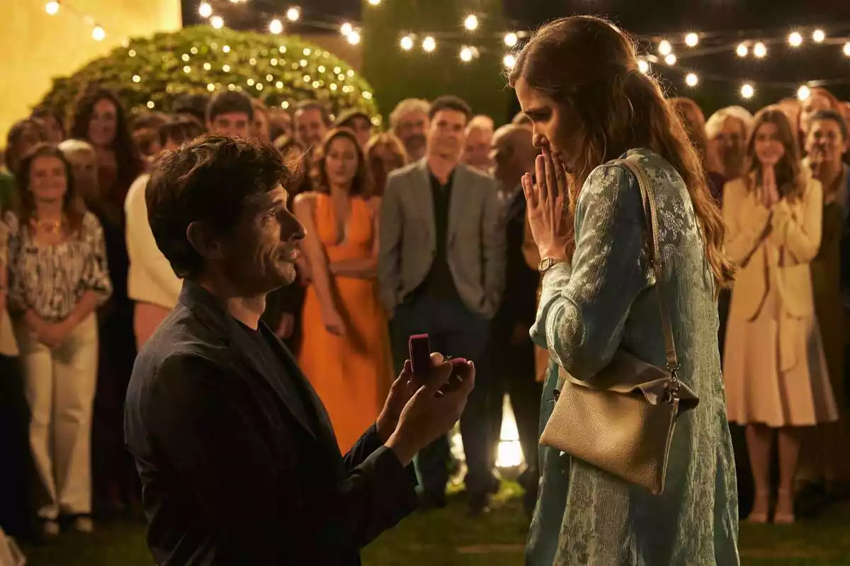 Fotografia d'Andrés Velencoso demanant la mà a Natalia Sánchez a la sèrie Retorn a Las Sabinas de Disney+ Fotografia d'Andrés Velencoso demanant la mà a Natalia Sánchez a la sèrie Retorn a Las Sabinas de Disney+