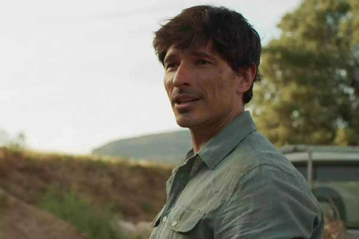 Fotografia d'Andrés Velencoso a la sèrie Retorn a Las Sabinas de Disney+ Fotografia d'Andrés Velencoso a la sèrie Retorn a Las Sabinas de Disney+