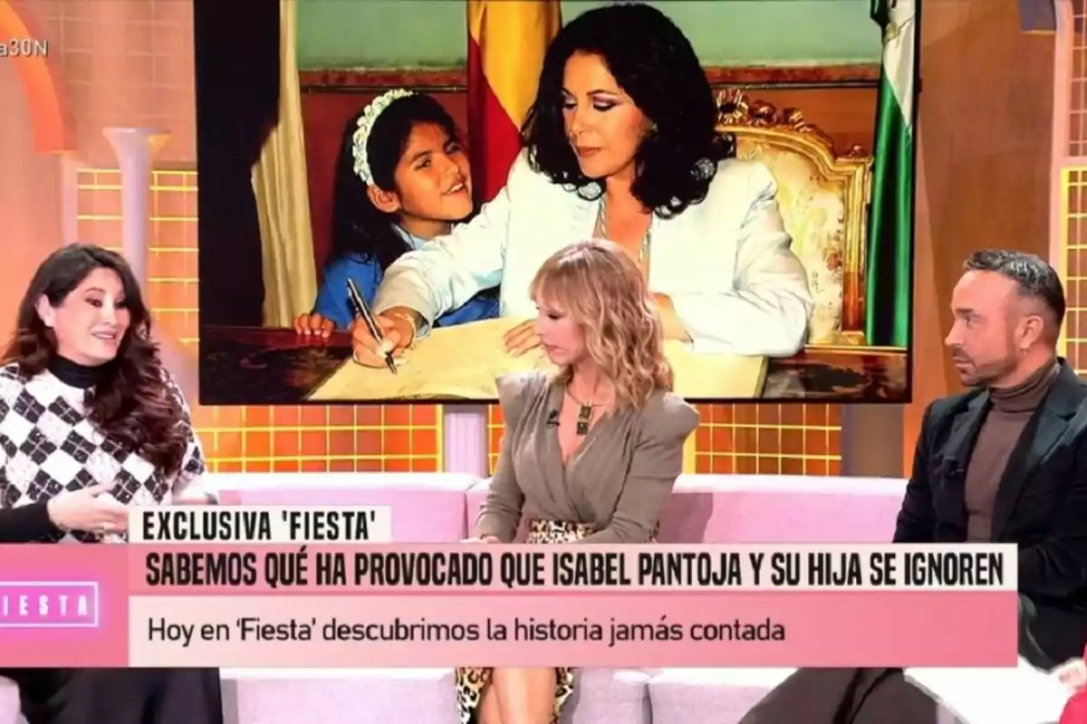 Festa mostra Aneth Acosta, Emma García i Luis Rollán assegudes en un set amb una pantalla gran al darrere que exhibeix una imatge d'una dona i una nena, el text en pantalla esmenta una exclusiva sobre Isabel Pantoja i la seva filla. Festa mostra Aneth Acosta, Emma García i Luis Rollán assegudes en un set amb una pantalla gran al darrere que exhibeix una imatge d'una dona i una nena, el text en pantalla esmenta una exclusiva sobre Isabel Pantoja i la seva filla.