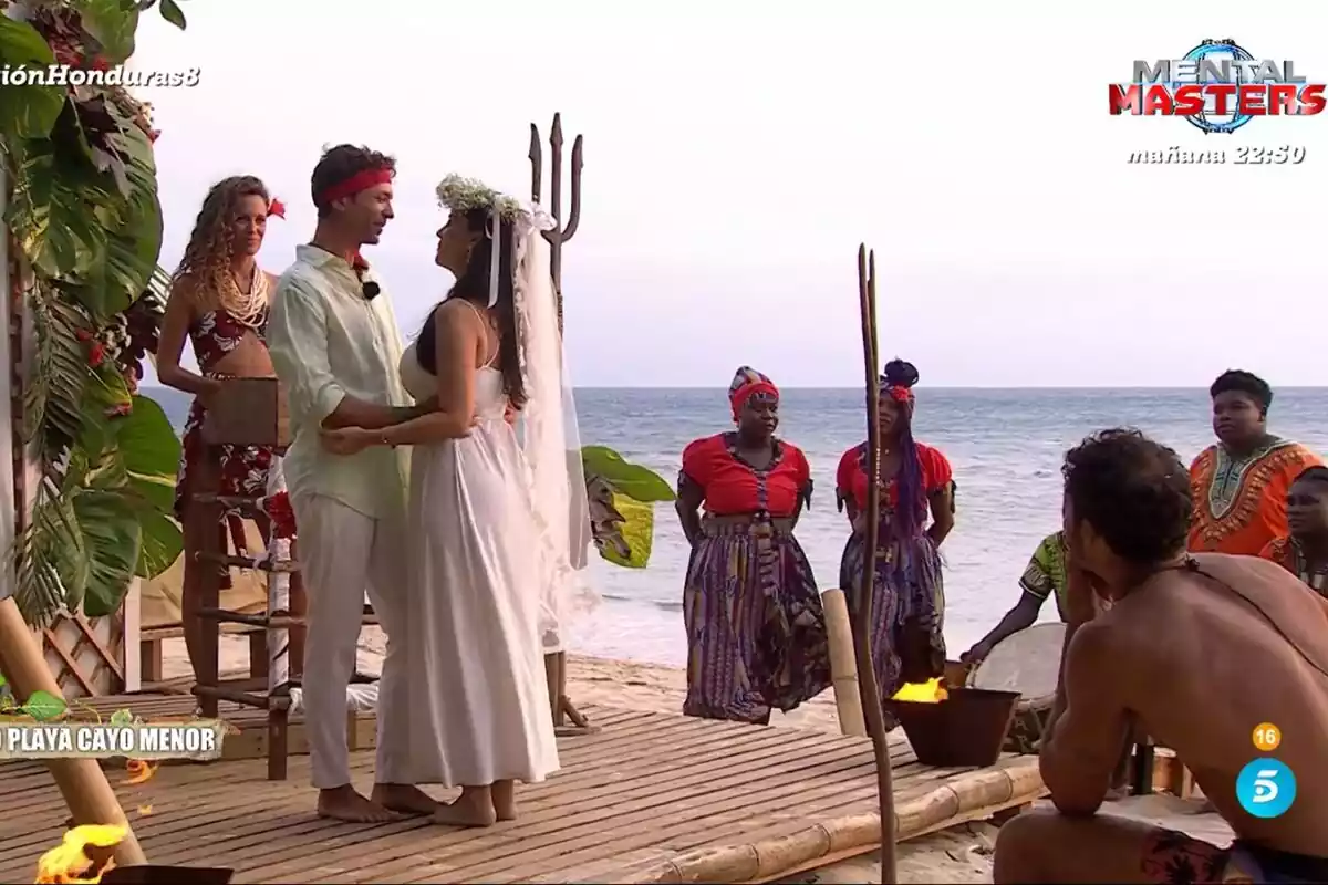 Captura de Ángel Cristo JR y Ana Herminia en su boda en Supervivientes junto a Laura Madrueño Captura de Ángel Cristo JR y Ana Herminia en su boda en Supervivientes junto a Laura Madrueño