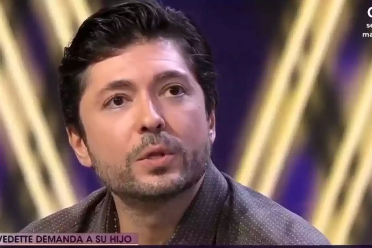 Ángel Cristo, con barba, cabello oscuro y camisa marrón con topos, hablando en el plató de '¡De Viernes!' Ángel Cristo, con barba, cabello oscuro y camisa marrón con topos, hablando en el plató de '¡De Viernes!'