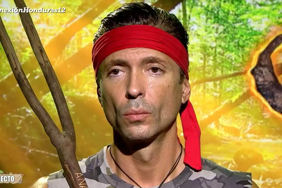 Captura de Ángel Cristo JR en el plató de Supervivientes con su lanza Captura de Ángel Cristo JR en el plató de Supervivientes con su lanza