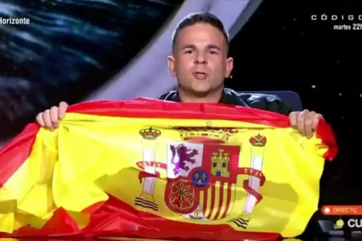 Angel Gaitán sosteniendo una bandera de España en Horizonte. Angel Gaitán sosteniendo una bandera de España en Horizonte.