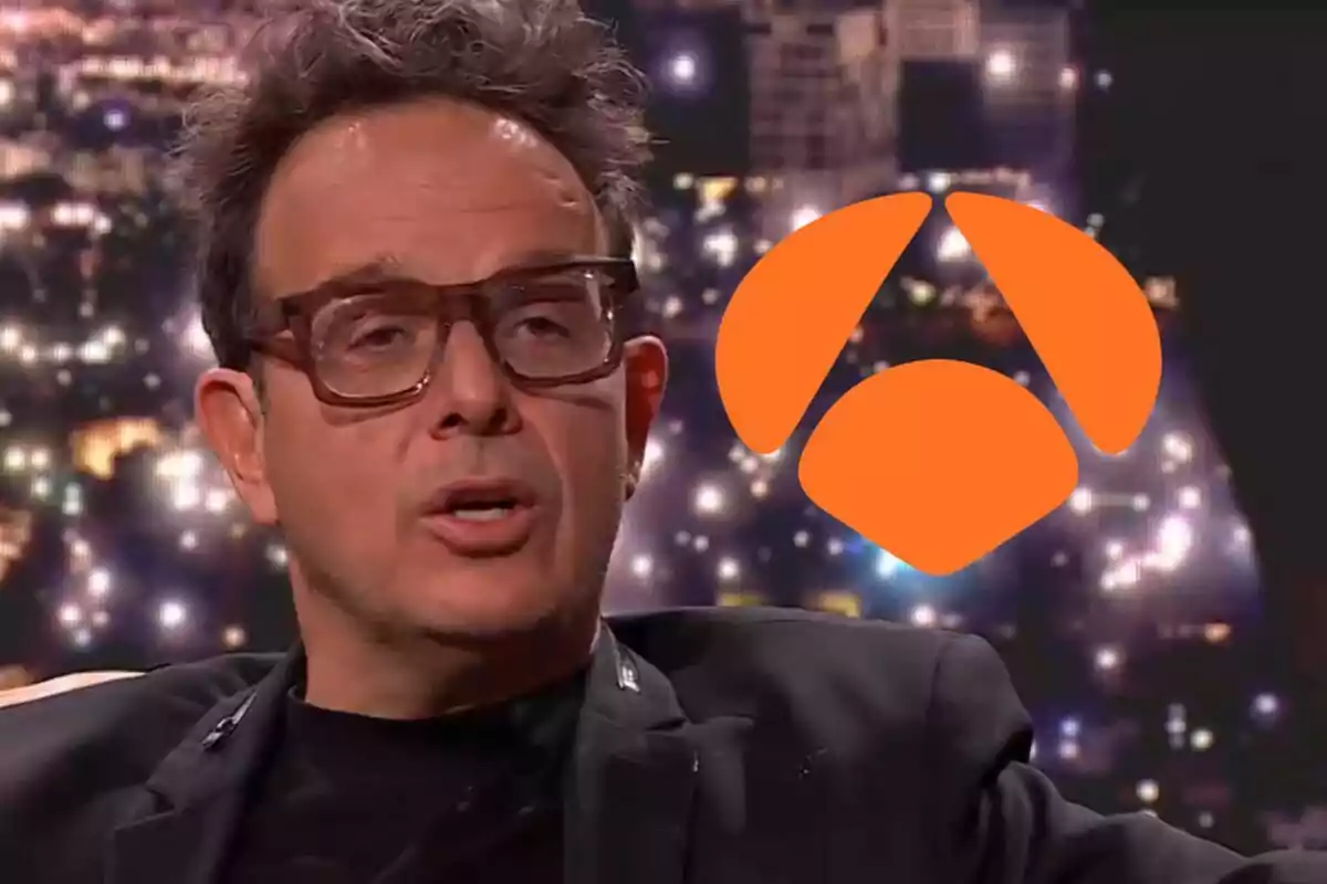 Àngel Llàcer con gafas y cabello despeinado aparece en Col·lapse con un logotipo naranja superpuesto en la imagen.