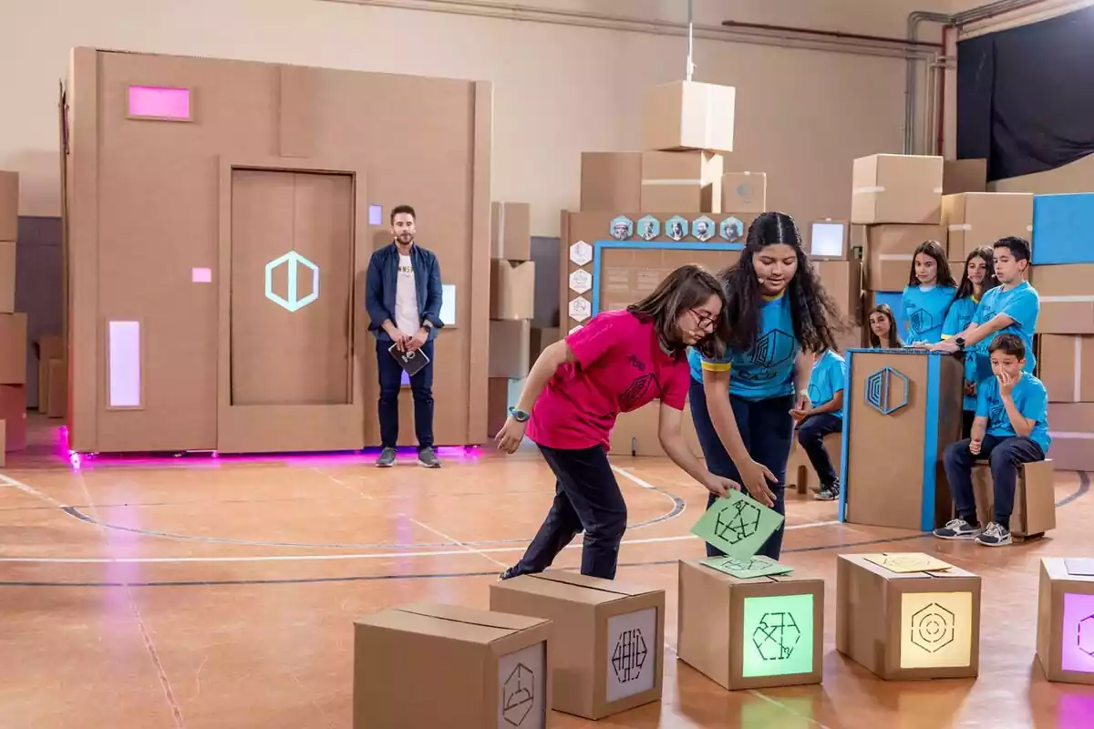 Fotografía de Àngel Pons como presentador de Aprendemos en Clan: La Caja Fotografía de Àngel Pons como presentador de Aprendemos en Clan: La Caja