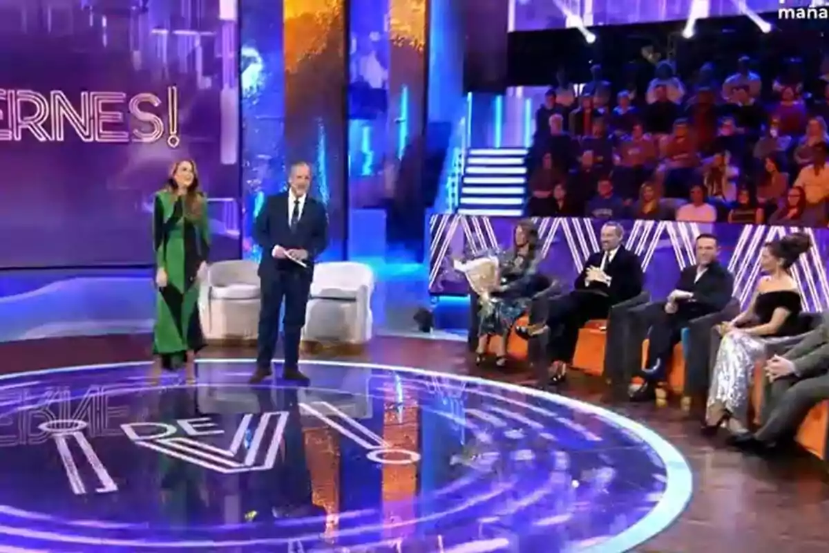 De Viernes con Beatriz Archidona y Santi Acosta de pie y sentados están Ángela Portero con un ramo de flores, José Antonio León, Antonio Rossi y Patricia Pérez y un público sentado al fondo. De Viernes con Beatriz Archidona y Santi Acosta de pie y sentados están Ángela Portero con un ramo de flores, José Antonio León, Antonio Rossi y Patricia Pérez y un público sentado al fondo.