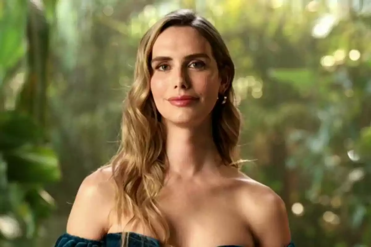 Ángela Ponce con cabello largo y ondulado en un entorno natural con vegetación difusa al fondo en Supervivientes. Ángela Ponce con cabello largo y ondulado en un entorno natural con vegetación difusa al fondo en Supervivientes.