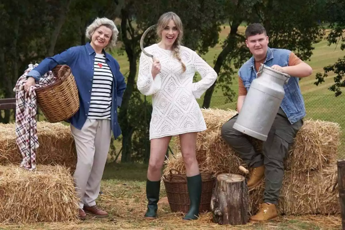 Anna Simón, Miquel Montoro y Marina Pifarré posando sonriendo como presentadora y jurado de El Tros de TV3 Anna Simón, Miquel Montoro y Marina Pifarré posando sonriendo como presentadora y jurado de El Tros de TV3