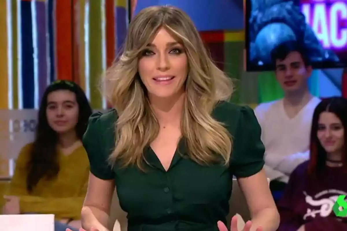 Anna Simón mirando a cámara en Zapeando de laSexta Anna Simón mirando a cámara en Zapeando de laSexta