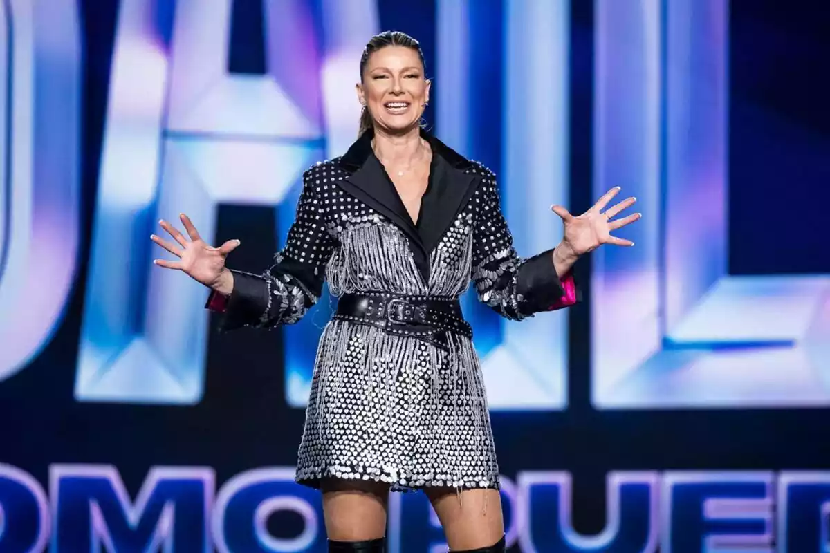 Fotografía de Anne Igartiburu como presentadora del cuarto programa de Baila como puedas Fotografía de Anne Igartiburu como presentadora del cuarto programa de Baila como puedas