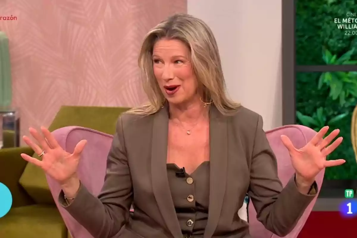 Anne Igartiburu, con traje marrón, gesticulando con las manos en el set de televisión de 'D Corazón' Anne Igartiburu, con traje marrón, gesticulando con las manos en el set de televisión de 'D Corazón'