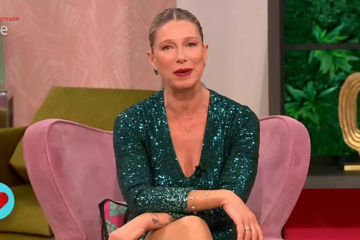 Anne Igartiburu, con el pelo recogido y un vestido verde sentada en un sillón rosa del programa 'D Corazón' Anne Igartiburu, con el pelo recogido y un vestido verde sentada en un sillón rosa del programa 'D Corazón'