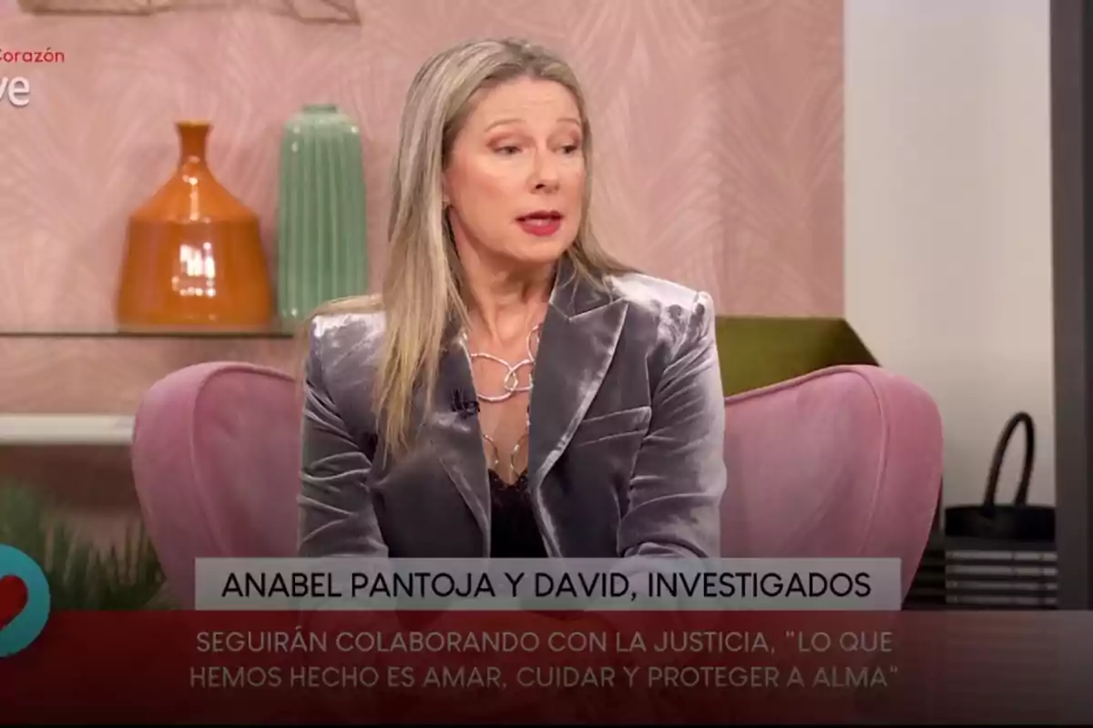Anne Igartiburu, con cabello rubio y chaqueta gris, en 'D Corazón' hablando de Anabel Pantoja Anne Igartiburu, con cabello rubio y chaqueta gris, en 'D Corazón' hablando de Anabel Pantoja