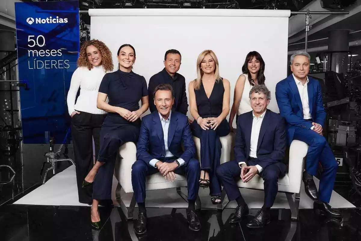 Fotografía de los presentadores de Antena 3 Noticias con Santiago González: Vicente Vallés, Esther Vaquero, Sandra Golpe, Matías Prats, Mónica Carrillo, Manu Sánchez y Marina Monzón Fotografía de los presentadores de Antena 3 Noticias con Santiago González: Vicente Vallés, Esther Vaquero, Sandra Golpe, Matías Prats, Mónica Carrillo, Manu Sánchez y Marina Monzón