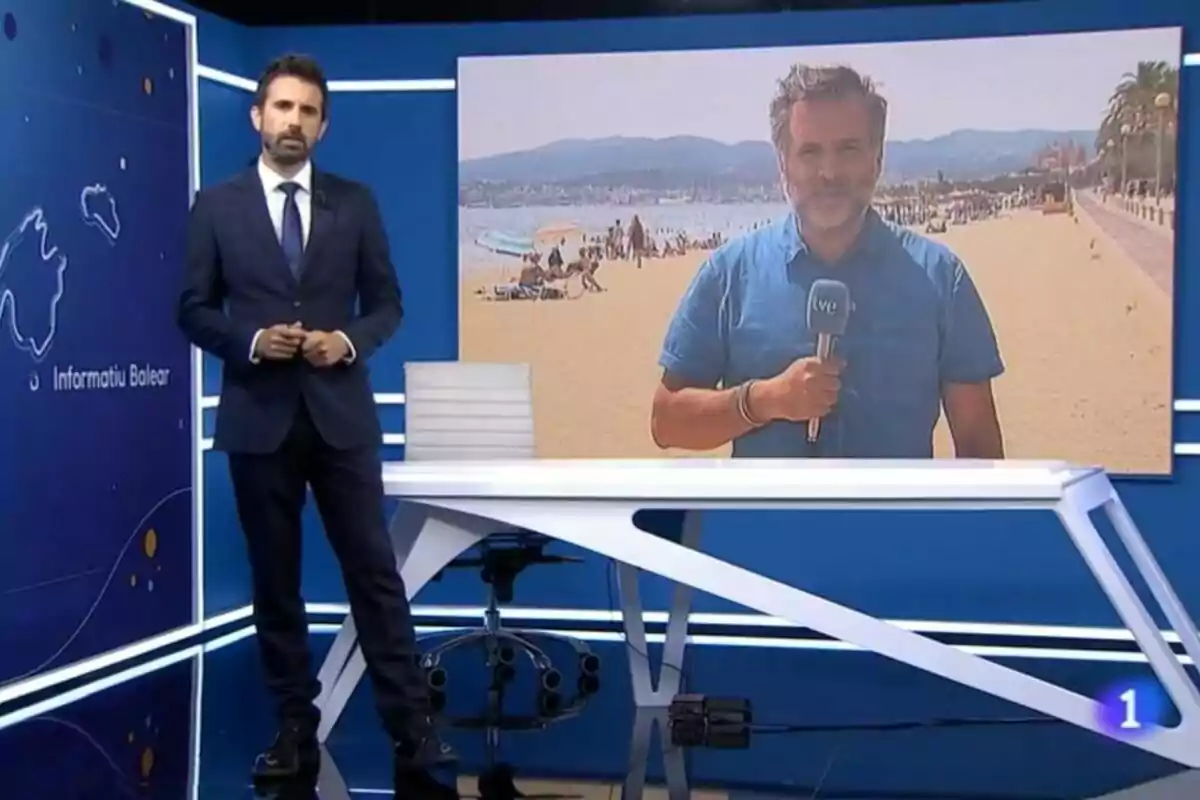 Bernat Company de noticias en un estudio de televisión con Antonio Aranda en la pantalla detrás de él, quien está en una playa sosteniendo un micrófono. Bernat Company de noticias en un estudio de televisión con Antonio Aranda en la pantalla detrás de él, quien está en una playa sosteniendo un micrófono.