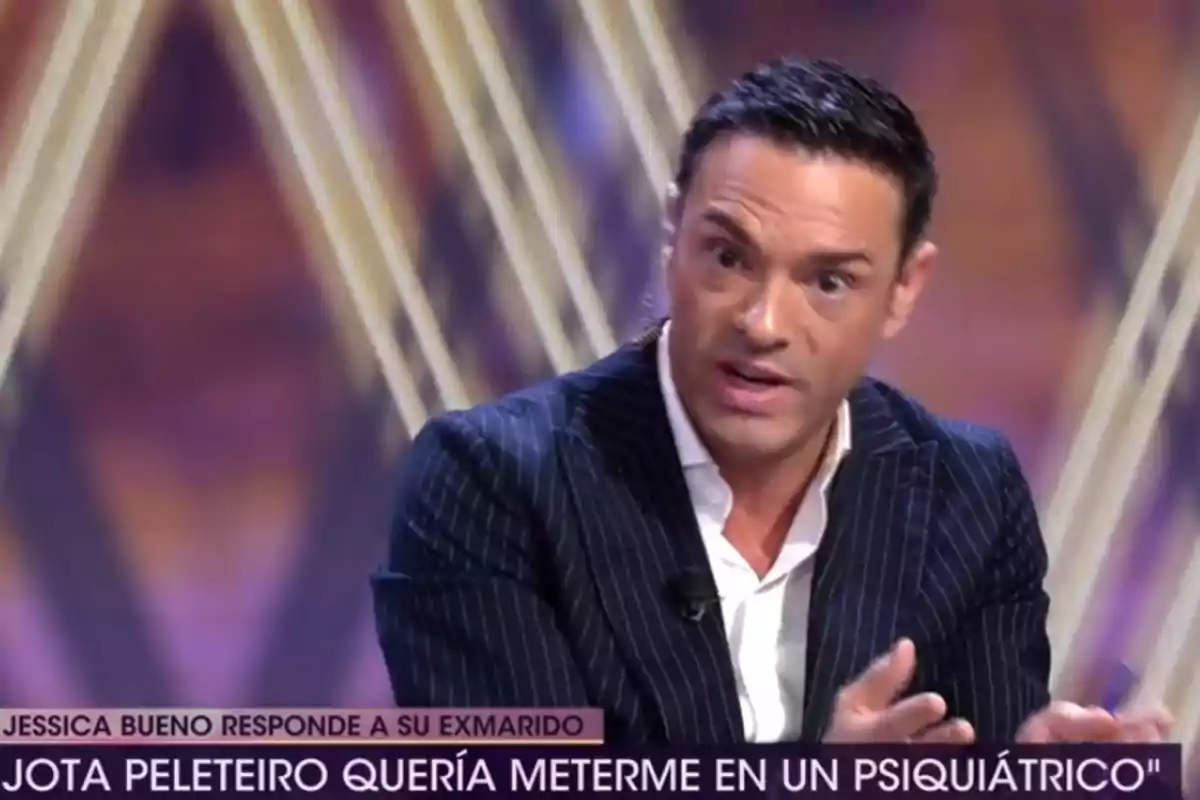 Antonio Rossi, con traje oscuro y camisa blanca, gesticula mientras habla en '¡De Viernes!' Antonio Rossi, con traje oscuro y camisa blanca, gesticula mientras habla en '¡De Viernes!'