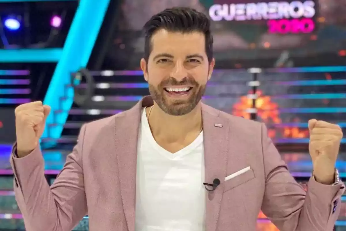 Fotografía de Antonio Santana como presentador de Guerreros en Televisa Fotografía de Antonio Santana como presentador de Guerreros en Televisa