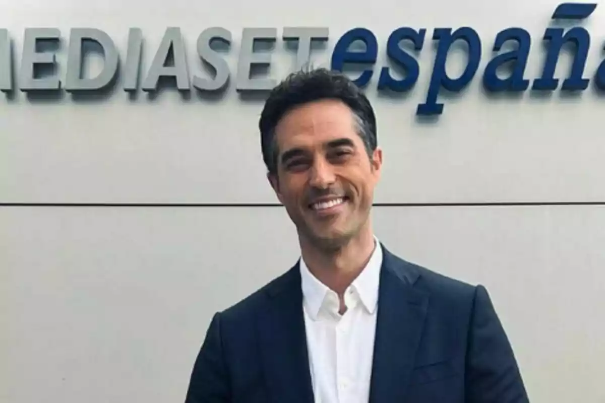 Antonio Texeira somrient davant d'un cartell de Mediaset Espanya. Antonio Texeira somrient davant d'un cartell de Mediaset Espanya.