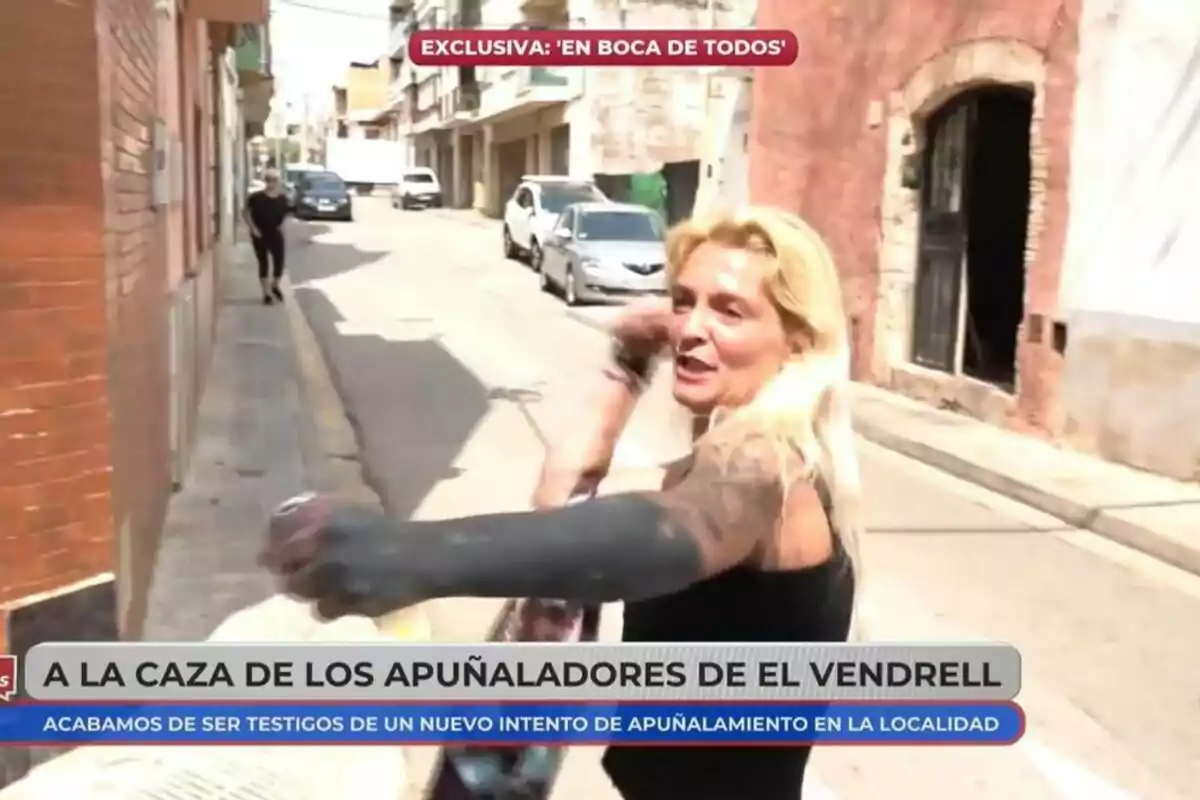 Captura d'una dona rossa amb tatuatges sent entrevistada per En boca de todos davant una porta blava. Captura d'una dona rossa amb tatuatges sent entrevistada per En boca de todos davant una porta blava.