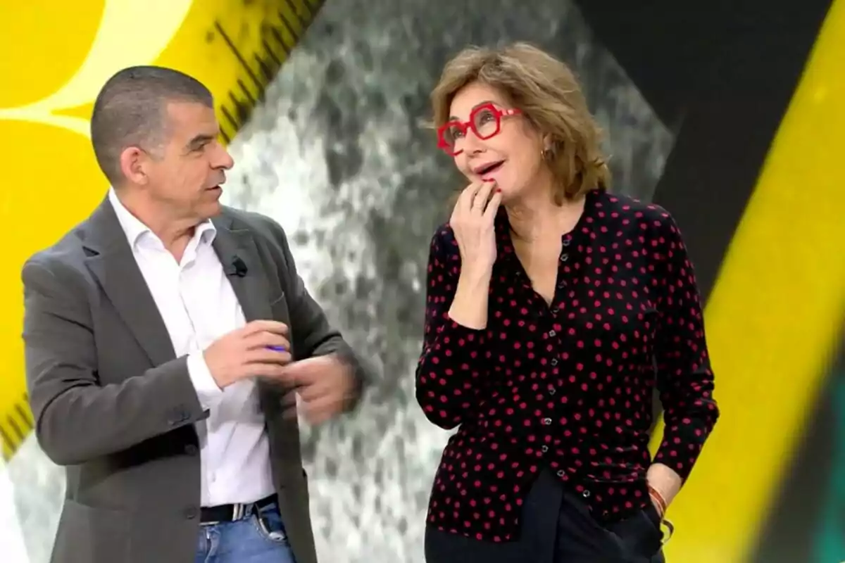 Manu Marlasca y Ana Rosa Quintana conversan en 'El programa de Ana Rosa' con un fondo colorido. Manu Marlasca y Ana Rosa Quintana conversan en 'El programa de Ana Rosa' con un fondo colorido.
