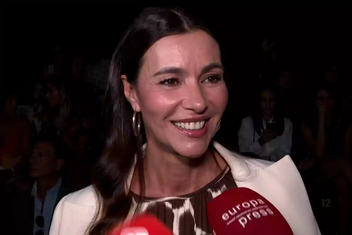 Arantxa del Sol sonriendo mientras es entrevistada por Europa Press. Arantxa del Sol sonriendo mientras es entrevistada por Europa Press.