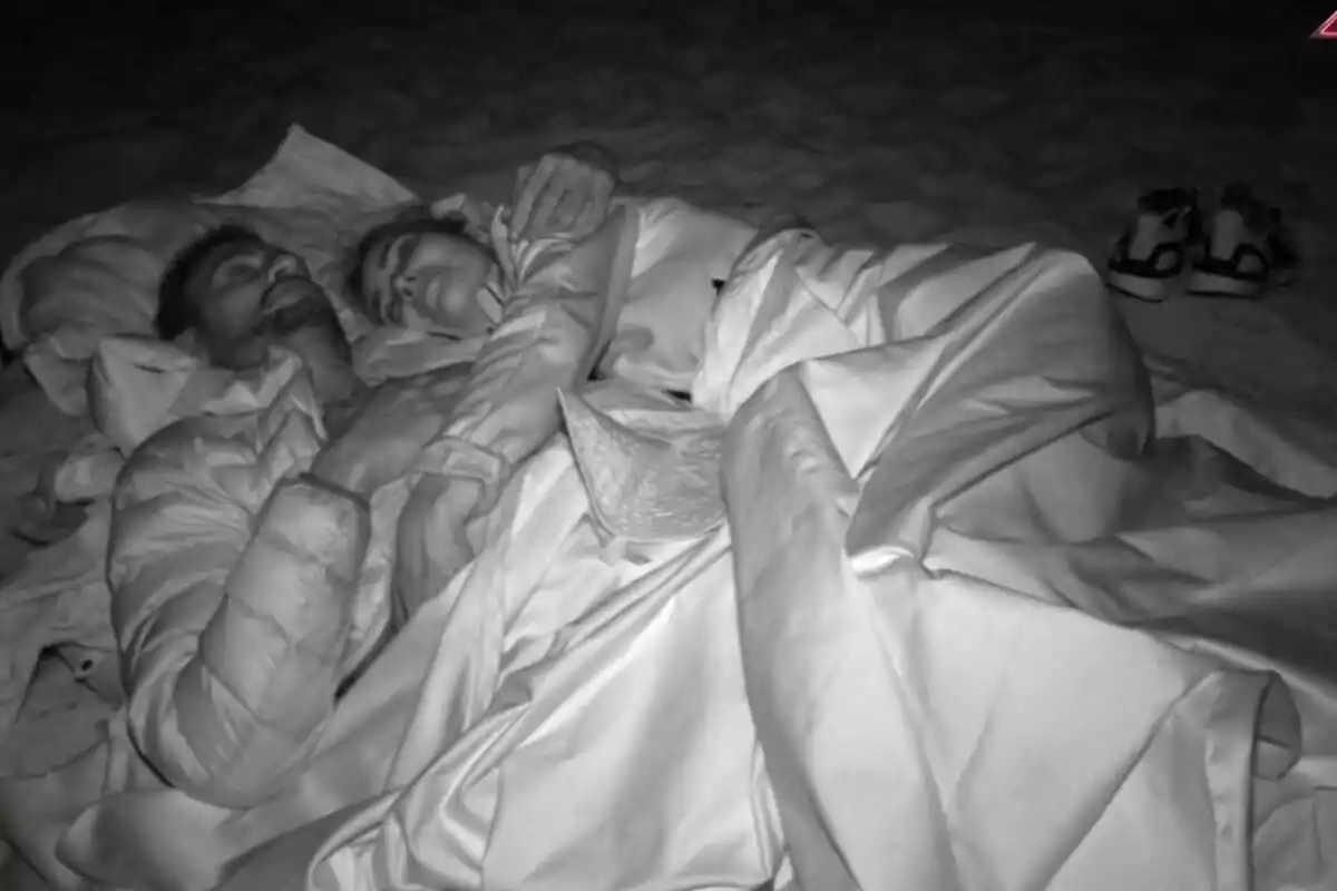 Captura de Finito de Córdoba y Arantxa del Sol abrazados por la noche en la playa de Supervivientes Captura de Finito de Córdoba y Arantxa del Sol abrazados por la noche en la playa de Supervivientes