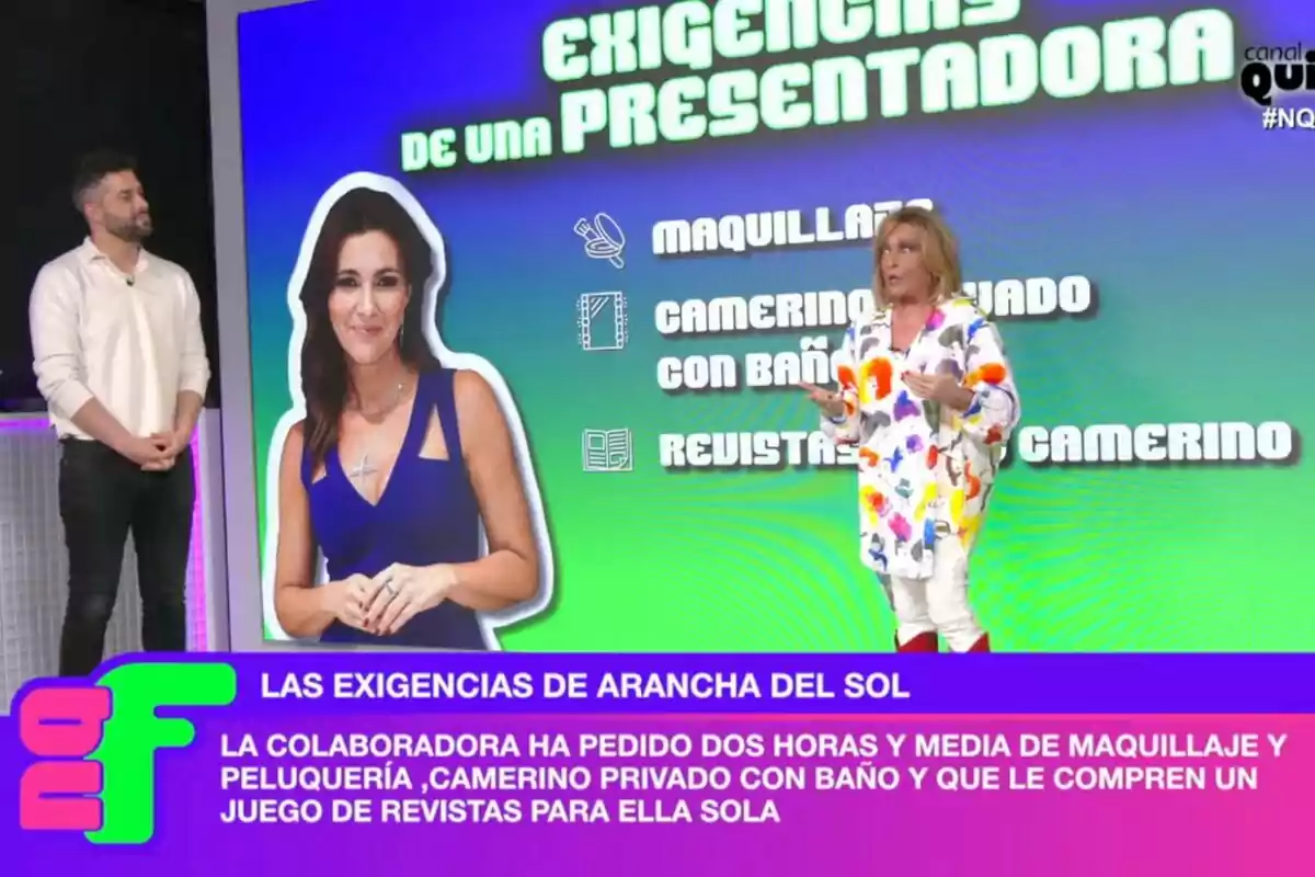 Lydia Lozano está en un plató de televisión junto a una pantalla que muestra las exigencias de Arantxa del Sol, incluyendo maquillaje, camerino privado con baño y revistas, mientras Javier de Hoyos observa. Lydia Lozano está en un plató de televisión junto a una pantalla que muestra las exigencias de Arantxa del Sol, incluyendo maquillaje, camerino privado con baño y revistas, mientras Javier de Hoyos observa.