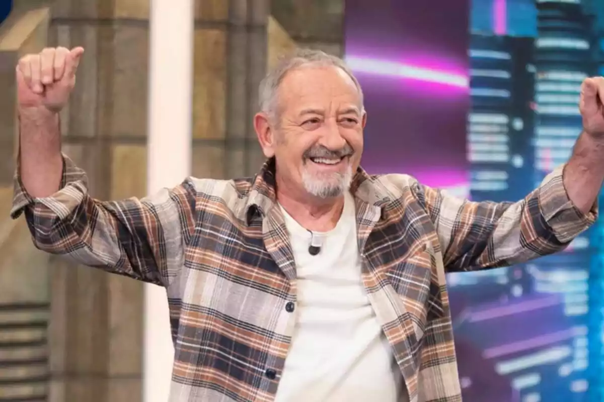 Karlos Arguiñano mayor sonriendo con los brazos levantados en El Hormiguero. Karlos Arguiñano mayor sonriendo con los brazos levantados en El Hormiguero.
