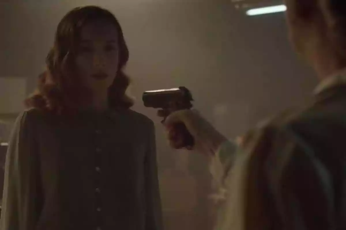 Captura de Aria Bedmar siendo apuntada con una pistola en Operación Barrio Inglés de La 1 Captura de Aria Bedmar siendo apuntada con una pistola en Operación Barrio Inglés de La 1