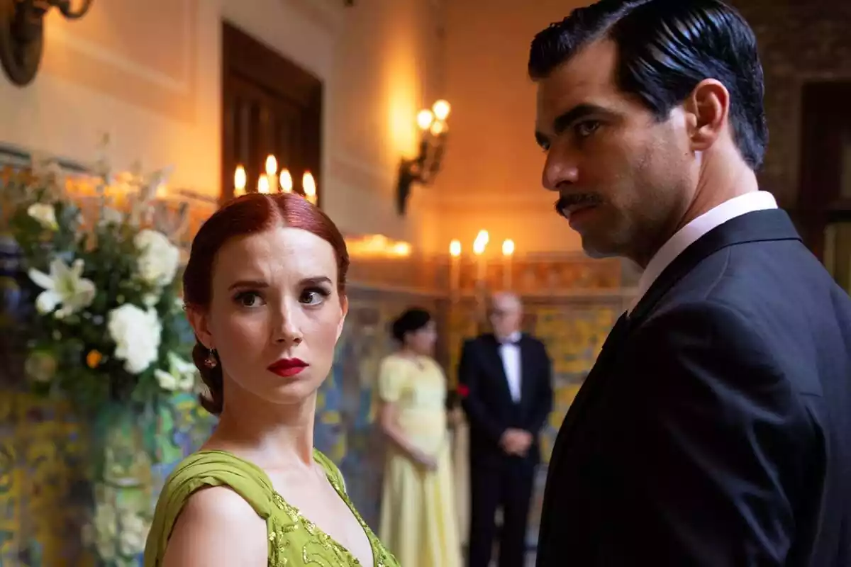Fotografía de Aria Bedmar y Rubén Cortada como protagonistas de Operación Barrio Inglés en La 1 Fotografía de Aria Bedmar y Rubén Cortada como protagonistas de Operación Barrio Inglés en La 1