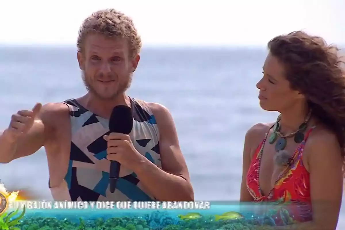 Captura de Arkano llorando en la playa de Supervivientes junto a Laura Madrueño Captura de Arkano llorando en la playa de Supervivientes junto a Laura Madrueño