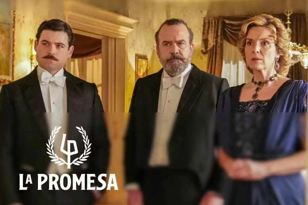 Arturo Sancho, Manuel Regueiro y Eva Martín vestidas de gala posan en un elegante salón con el logo de "La Promesa" superpuesto en la imagen.