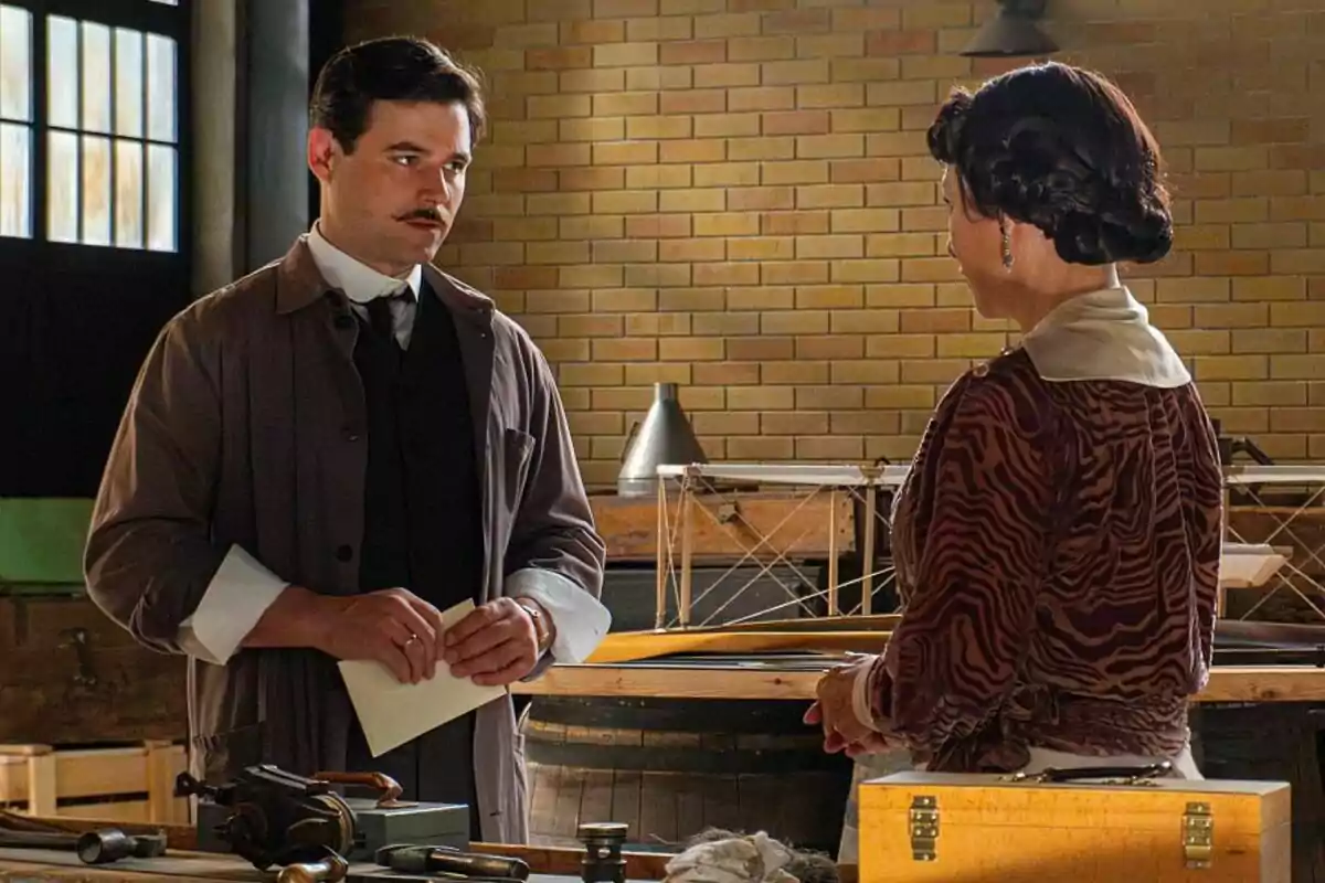 Arturo Sancho e Isabel Serrano vestidos con ropa de época en La Promesa conversan en un taller con paredes de ladrillo y herramientas sobre la mesa Arturo Sancho e Isabel Serrano vestidos con ropa de época en La Promesa conversan en un taller con paredes de ladrillo y herramientas sobre la mesa