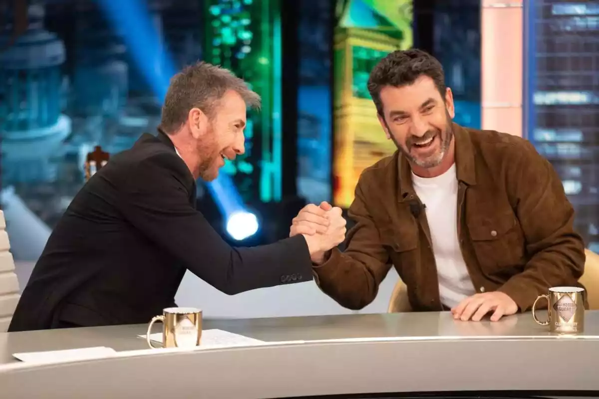 Captura de Arturo Valls dándole la mano a Pablo Motos en El Hormiguero Captura de Arturo Valls dándole la mano a Pablo Motos en El Hormiguero