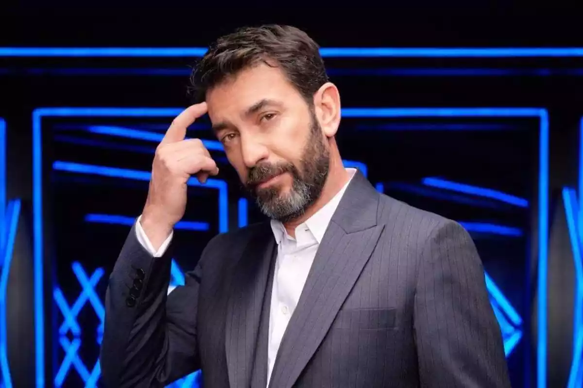 Posado de Arturo Valls como presentador de Mask Singer en Antena 3 Posado de Arturo Valls como presentador de Mask Singer en Antena 3