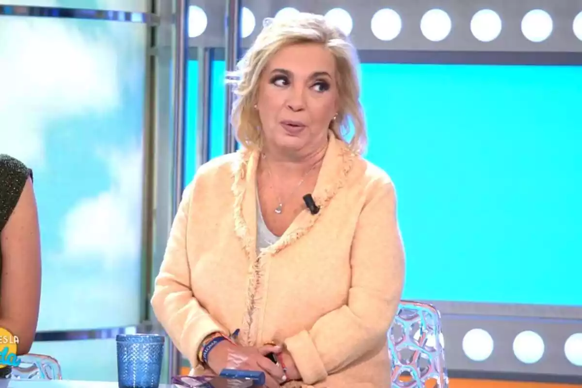 Captura de 'Así es la vida' con Carmen Borrego hablando sentada como colaboradora el 30 de octubre de 2023 Captura de 'Así es la vida' con Carmen Borrego hablando sentada como colaboradora el 30 de octubre de 2023