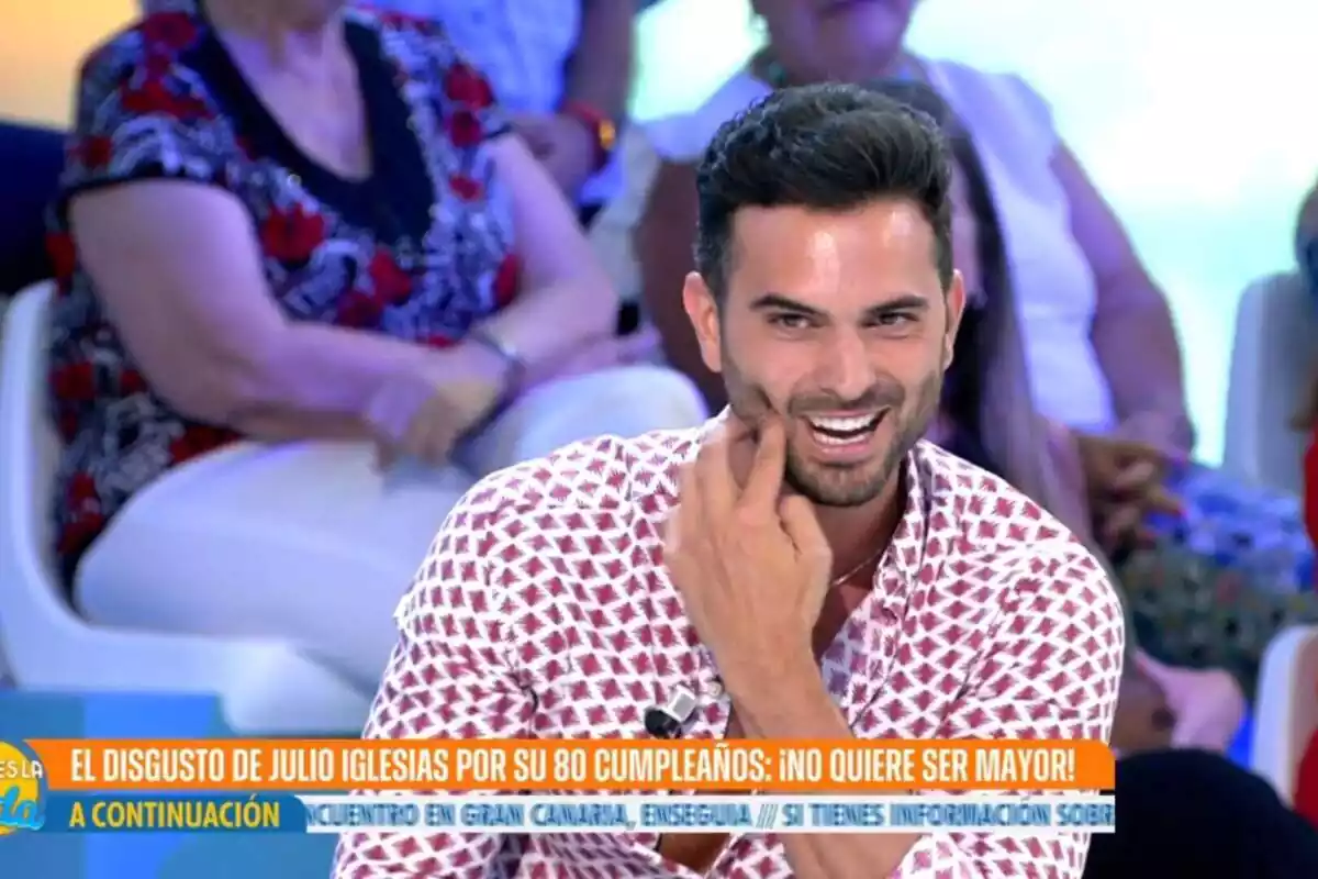 Captura de 'Así es la vida' con Suso Álvarez tocándose la cara el 24 de agosto de 2023 Captura de 'Así es la vida' con Suso Álvarez tocándose la cara el 24 de agosto de 2023