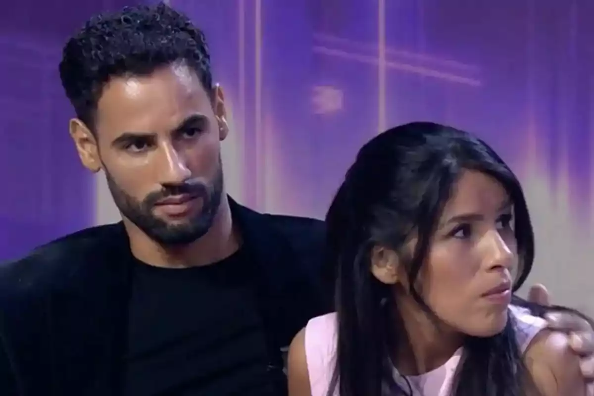 Asraf Beno e Isa Pantoja sentados juntos en el plató de 'De Viernes'. Asraf Beno e Isa Pantoja sentados juntos en el plató de 'De Viernes'.