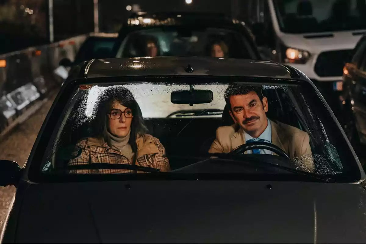 Fotografía de Arturo Valls dentro de un coche como protagonista de la serie Atasco en Prime Video Fotografía de Arturo Valls dentro de un coche como protagonista de la serie Atasco en Prime Video