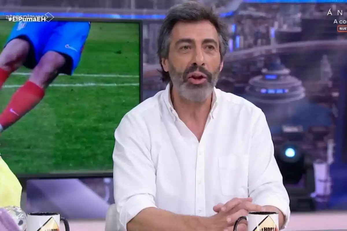 Juan del Val con barba y camisa blanca está hablando en 'El Hormiguero', con una pantalla detrás que muestra una escena de fútbol. Juan del Val con barba y camisa blanca está hablando en 'El Hormiguero', con una pantalla detrás que muestra una escena de fútbol.