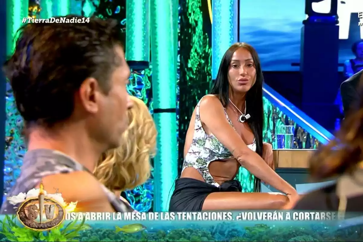 Captura de Aurah Ruiz en el plató de Supervivientes mirando a Ángel Cristo JR Captura de Aurah Ruiz en el plató de Supervivientes mirando a Ángel Cristo JR