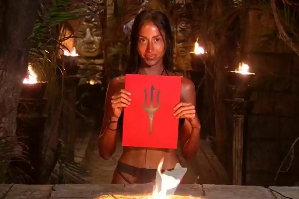 Captura de Aurah Ruiz con la carta de Jesé en la palapa de Supervivientes Captura de Aurah Ruiz con la carta de Jesé en la palapa de Supervivientes