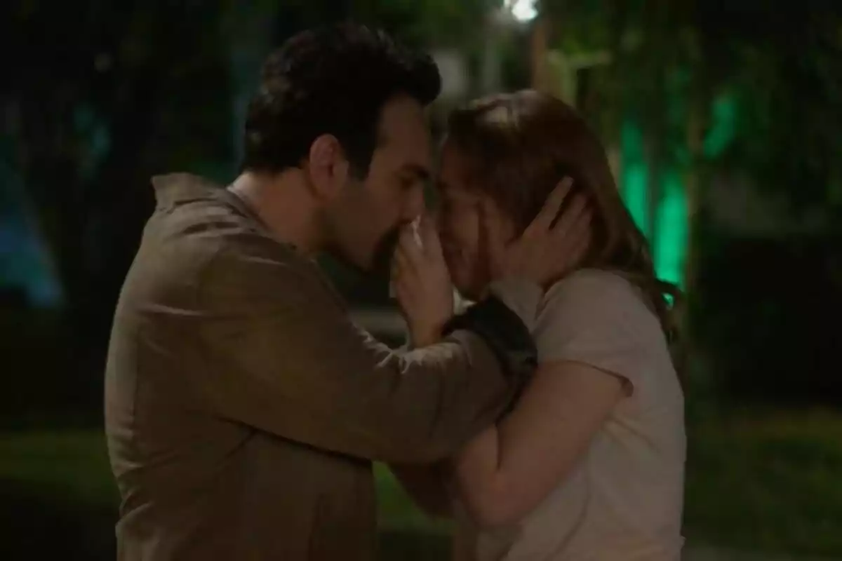 Bahar llorando y Evren consolándola al aire libre en la serie 'Renacer'. Bahar llorando y Evren consolándola al aire libre en la serie 'Renacer'.