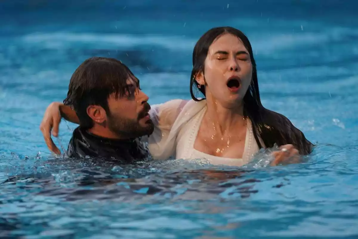Fotografía de Türkü Su Demirel y Ali Yasin Özegemen, protagonistas de Bahar, la nueva serie turca de Divinity Fotografía de Türkü Su Demirel y Ali Yasin Özegemen, protagonistas de Bahar, la nueva serie turca de Divinity